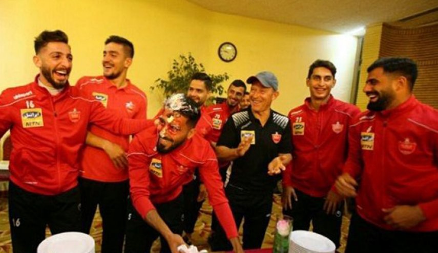 احتفال لاعبي 'برسبوليس' بعيد ميلاد زميلهم العراقي بشار رسن