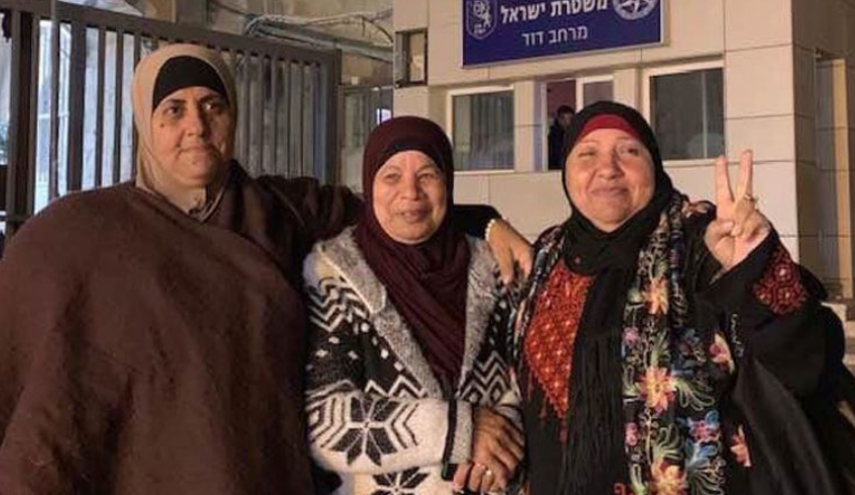 تل أبيب تبعد 4 نساء عن الأقصى بعد اعتقالهن