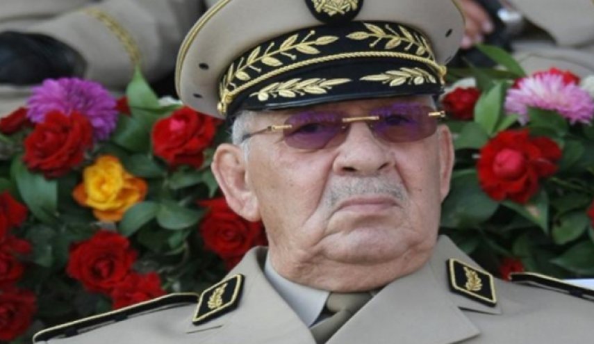 الجزائر.. وصول جثمان أحمد قايد صالح إلى قصر الشعب 