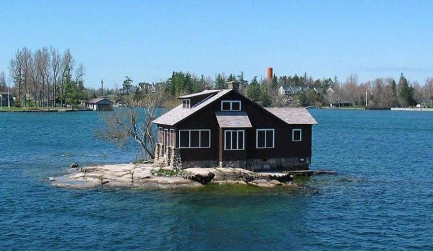 أصغر جزيرة في العالم.. منزل وشجرتان