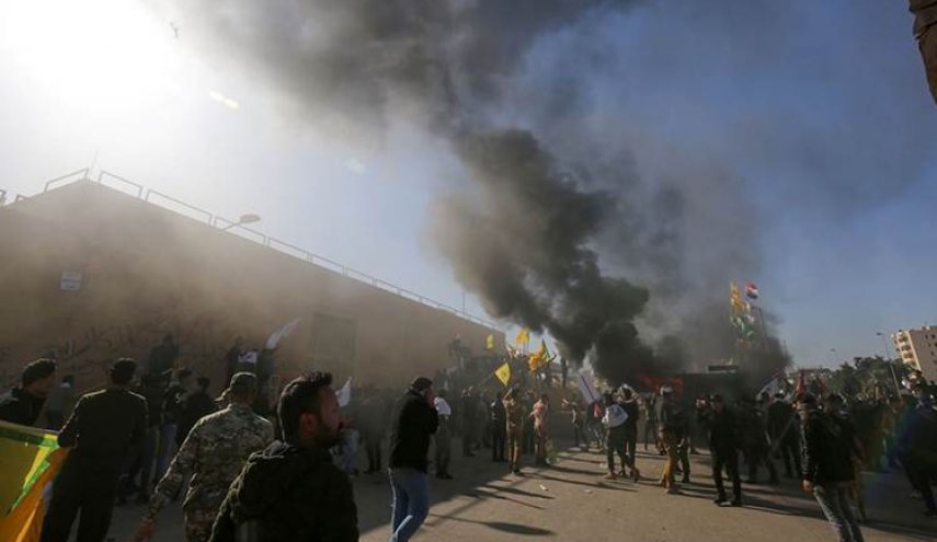 اصابة اكثر من 20 مشيعا بقنابل دخانية امام سفارة امريكا