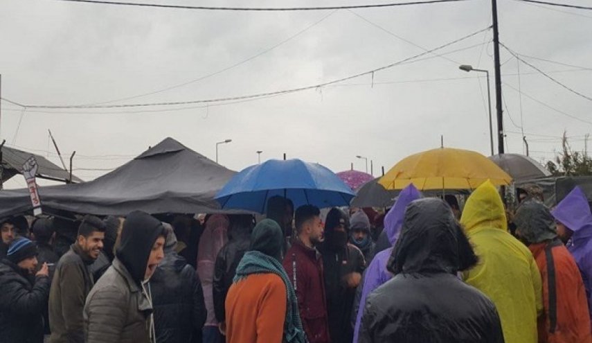 تجمع محتجين أمام مرفأ طرابلس وأقفال مؤسسات عامة