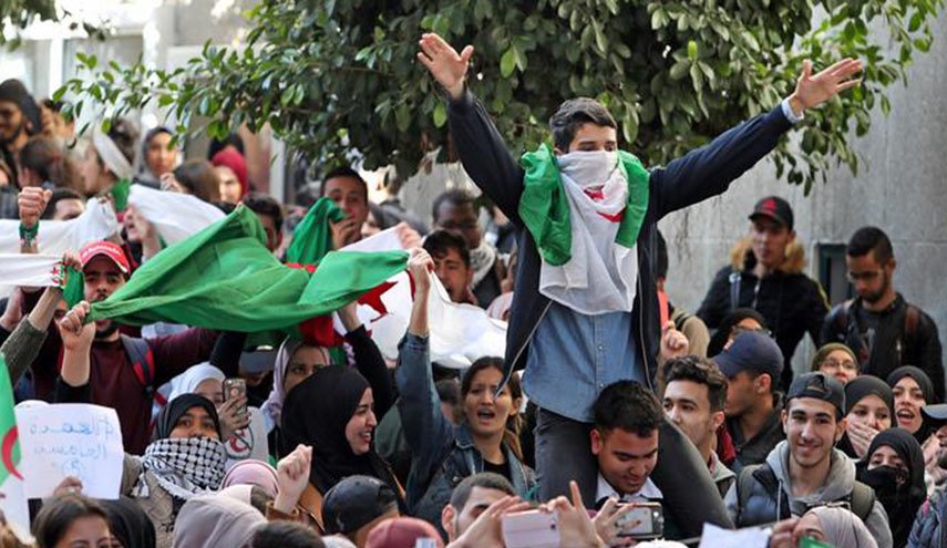 الافراج عن نشطاء معارضين اعتقلوا أثناء الاحتجاجات بالجزائر