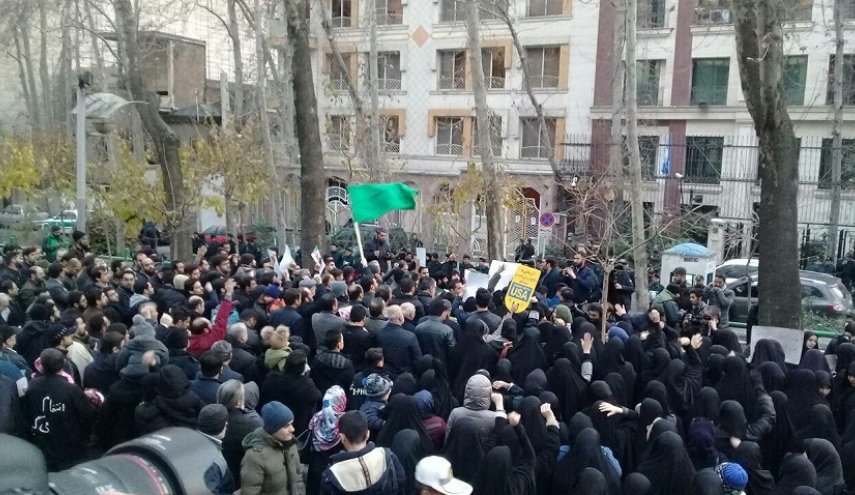 تجمع تهرانی‌ها در پی شهادت سردار سلیمانی مقابل دفتر سازمان ملل 