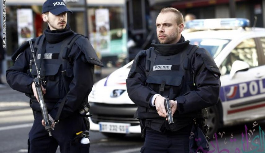 الشرطة الفرنسية تقتل رجلاً طعن آخرا قرب باريس
