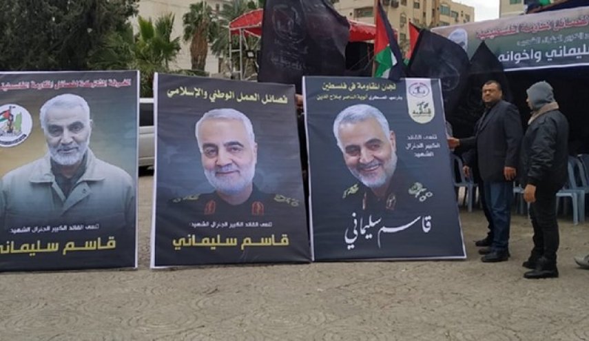 مردم غزه در مراسمی به مناسبت شهادت سردار سلیمانی پرچم آمریکا را آتش زدند + فیلم