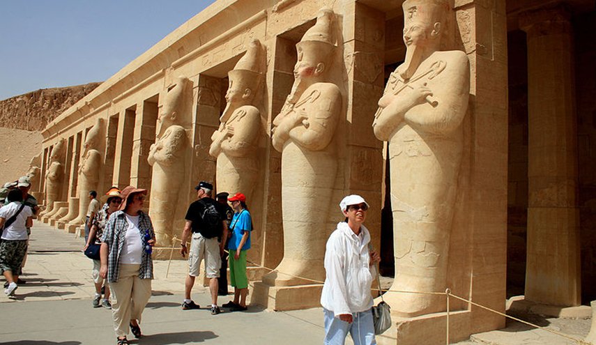 مصر تتخذ قرارا لأول مرة بشأن السياح الأجانب