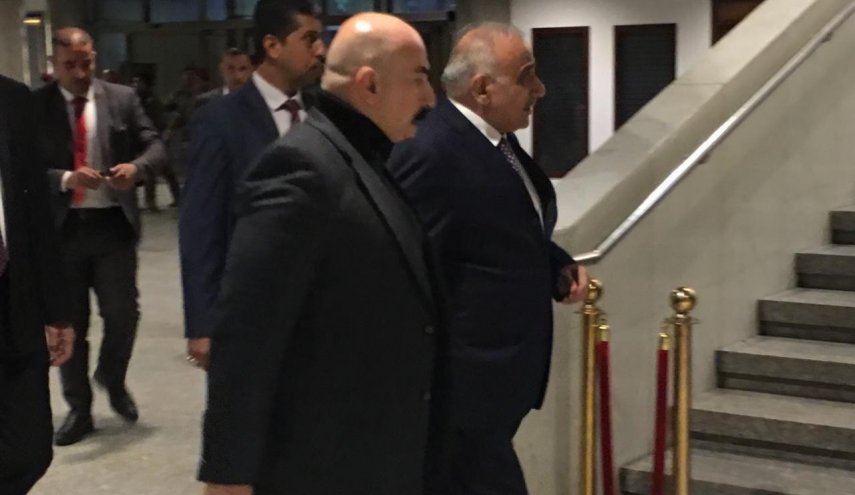 بالصورة... عبد المهدي يصل الى مبنى البرلمان العراقي 