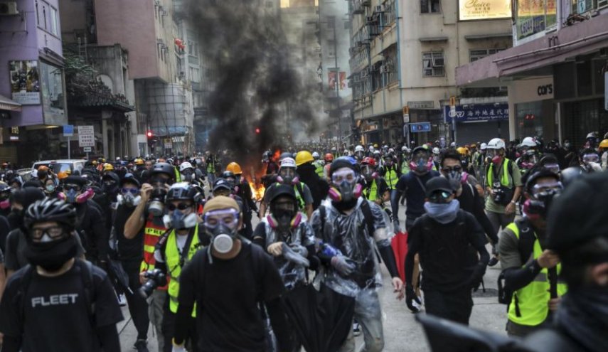 هونغ كونغ: العنف يعرض قدرة المنطقة التنافسية للخطر