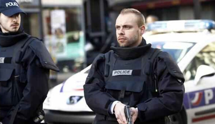 الشرطة الفرنسية تطلق النار على رجل يشهر سكيناً
