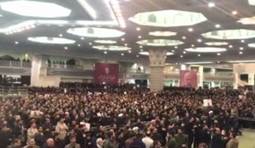 هزاران نفر در سوگ سردار سلیمانی در مصلی تهران حضور یافتند