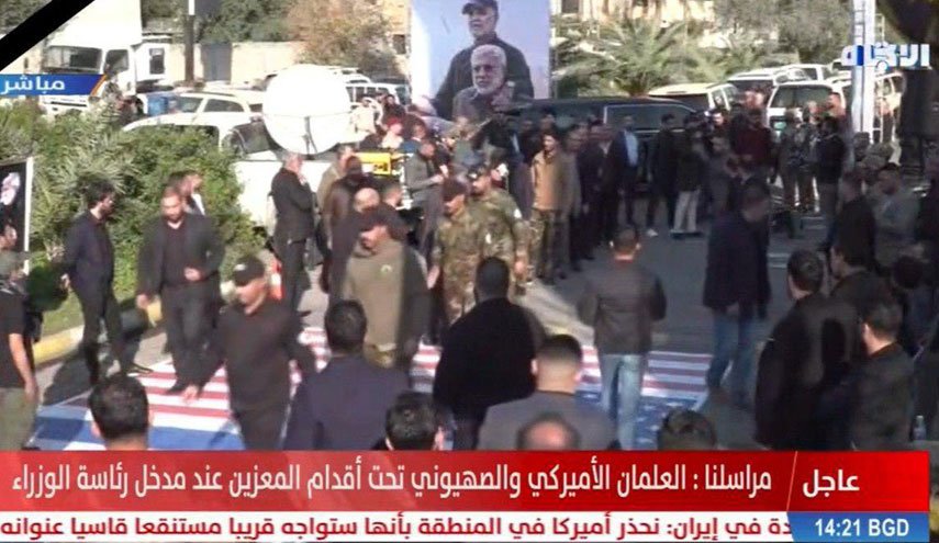 مراسم بزرگداشت سپهبد سلیمانی و حاج ابومهدی المهندس در بغداد/ عبور از روی پرچم‌های آمریکا و رژیم صهیونیستی در مقر نخست وزیری عراق