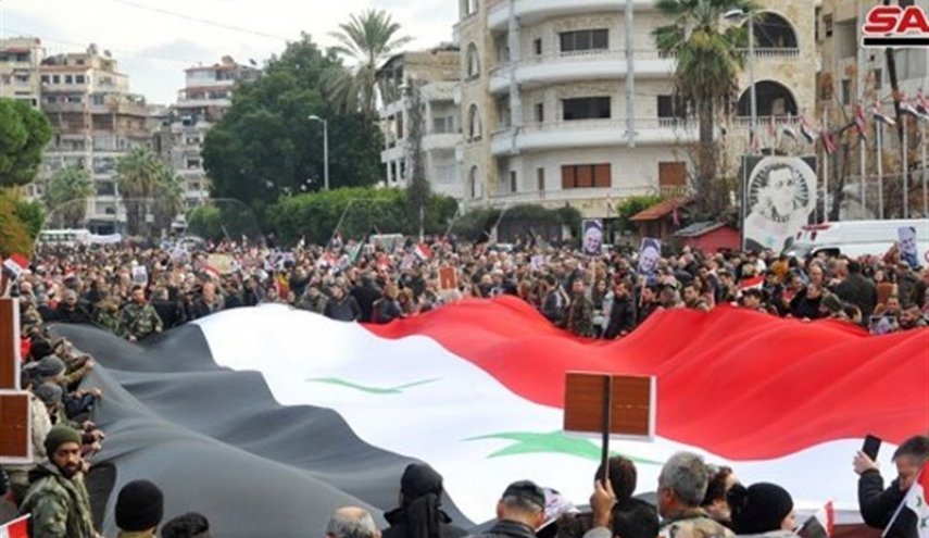 تجمع مردمی در لاذقیه سوریه در محکومیت ترور شهید سلیمانی + تصاویر