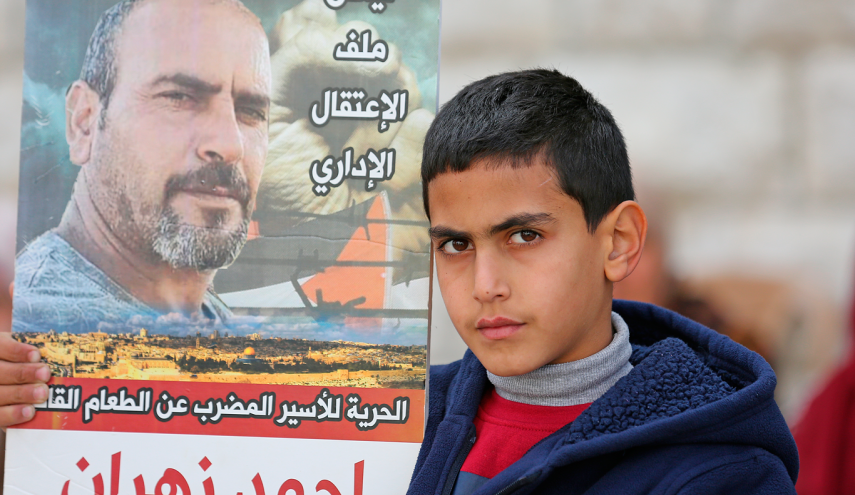 الأسير الفلسطيني زهران يواصل إضرابه لليوم 111 على التوالي