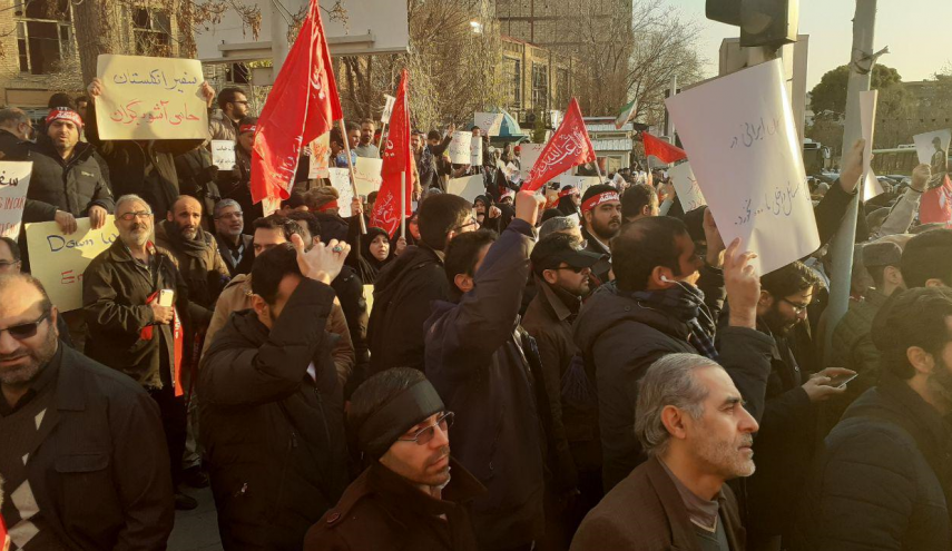 تجمع احتجاجي طلابي امام السفارة البريطانية بطهران