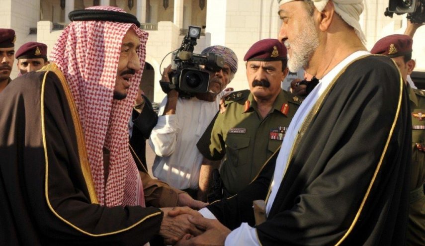 شاهد: سلطان عمان يستقبل الملك السعودي
