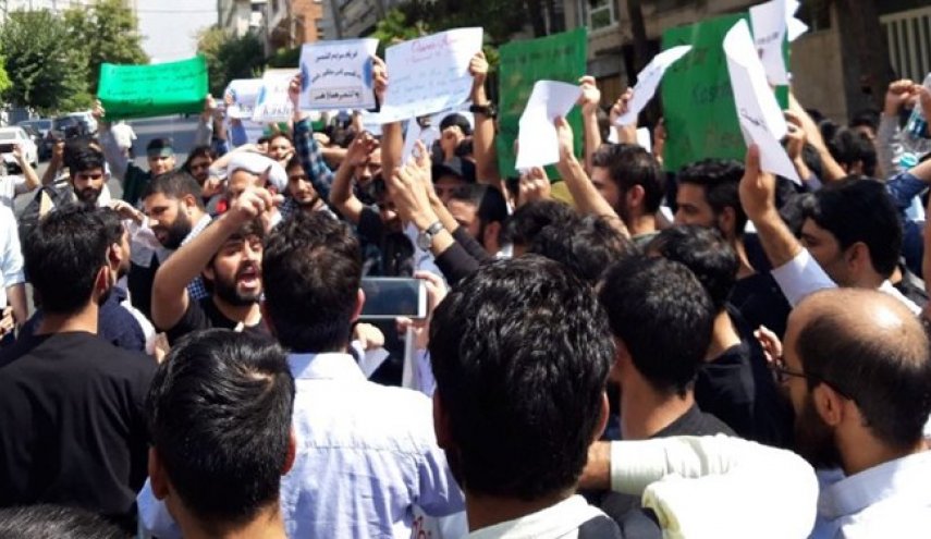 تجمع دانشجویان و مردم مقابل وزارت خارجه با مطالبه اخراج سفیر انگلیس
