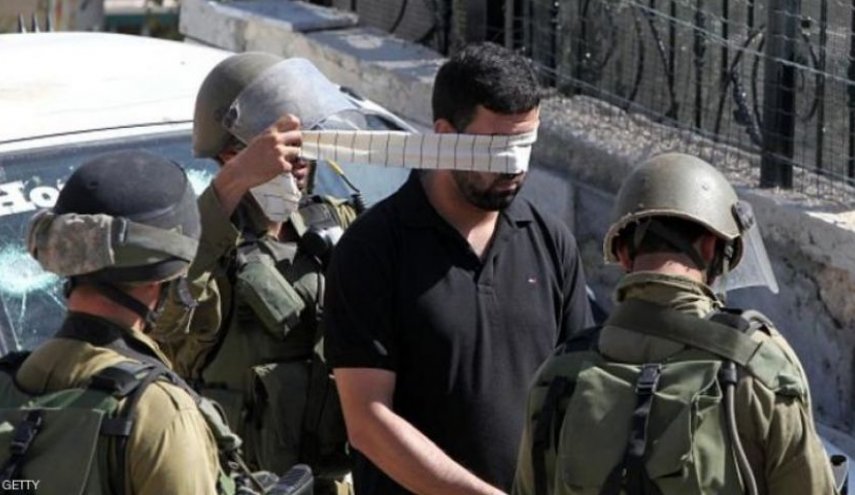 الإحتلال يعتقل 5 فلسطينيين في الضفة الغربية