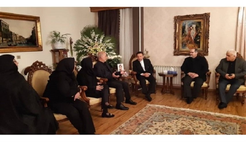رئيس مكتب روحاني يزور أسر ضحايا طائرة الركاب الأوكرانية