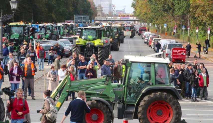 کشاورزان معترض آلمانی با تراکتور به خیابان آمدند
