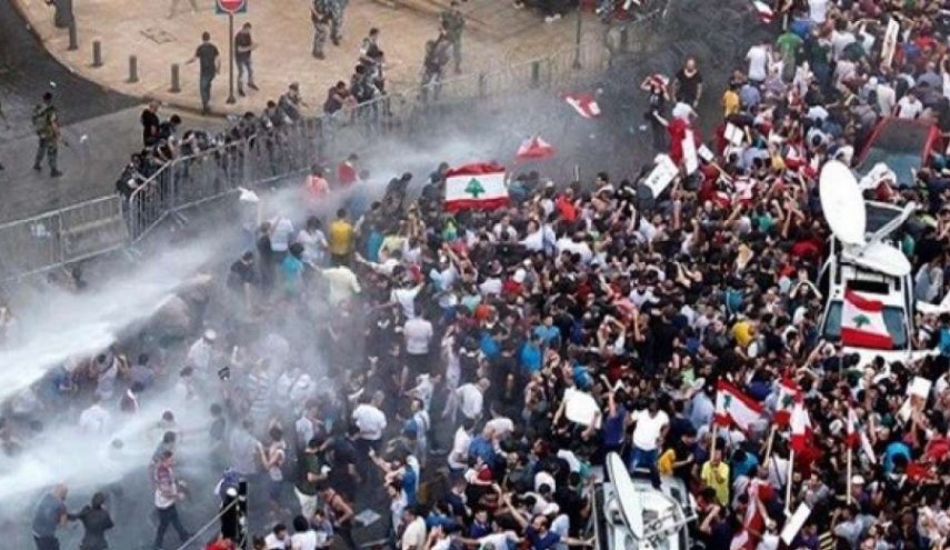 المتظاهرون اللبنانيون يستخدمون  أشعة الليزر لتشتيت تركيز قوى الأمن