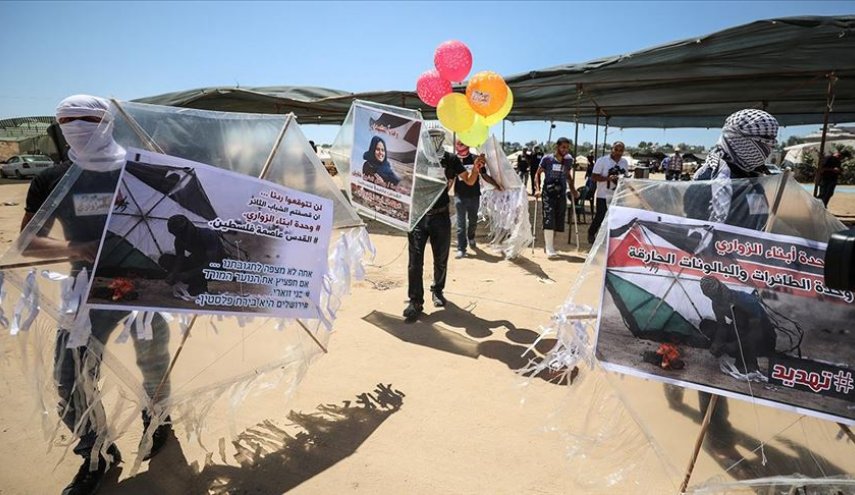 شبان فلسطينيون يستأنفون إطلاق البالونات الحارقة