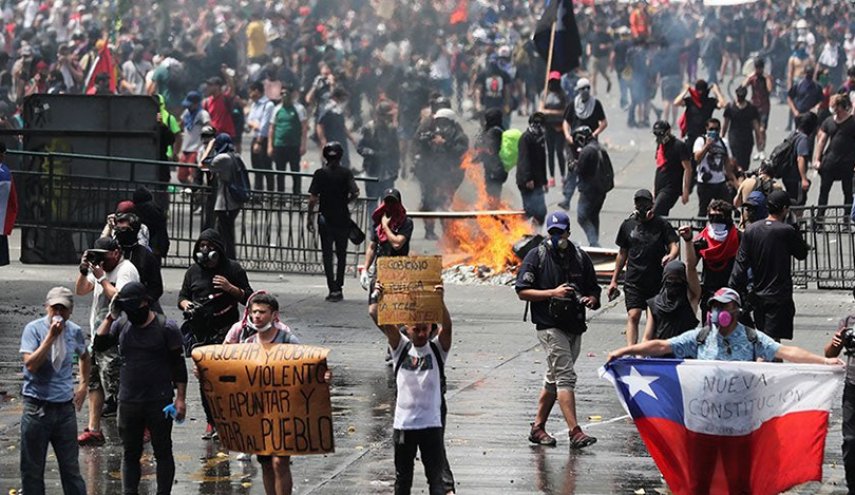 المئات يحتجون في تشيلي على 'قمع الشرطة' للمتظاهرين