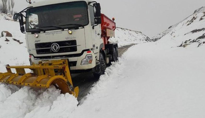 بارش برف؛ راه ارتباطی ۱۶۴ روستا در آذربایجان‌غربی مسدود شد/ بسیج 900 عوامل راهداری برای بازگشایی مسیر ها و خدمات به مردم