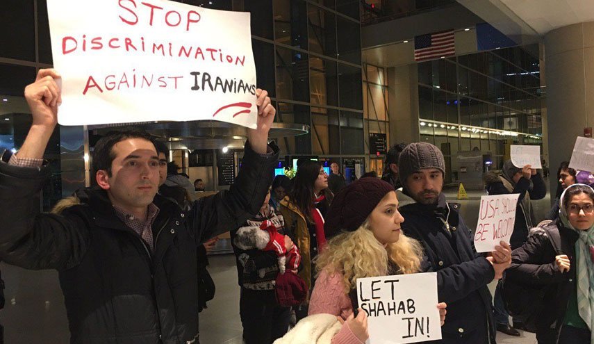 تشدید مهاجرت ستیزی کاخ سفید/ بازجویی، بازداشت و اخراج دانشجویان ایرانی/ تجمع اعتراضی مدافعان مهاجرت در فرودگاه بوستون لوگان