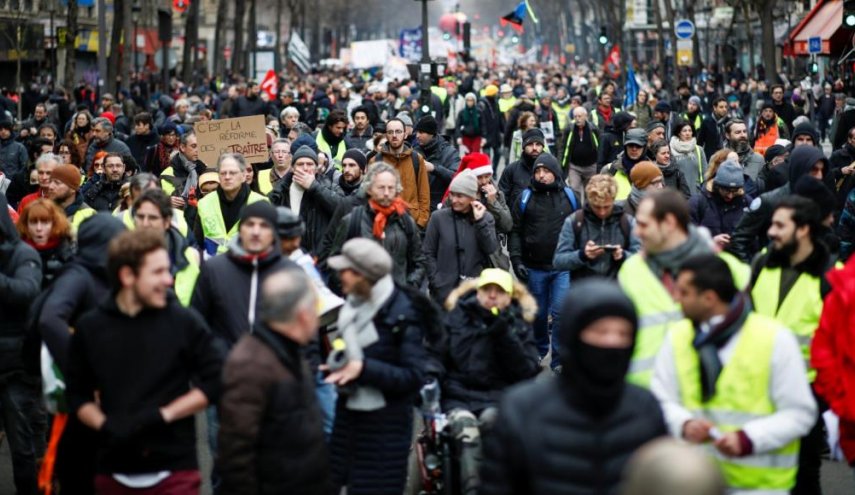 محتجون فرنسيون يقطعون الكهرباء عن أكبر سوق للأغذية في العالم