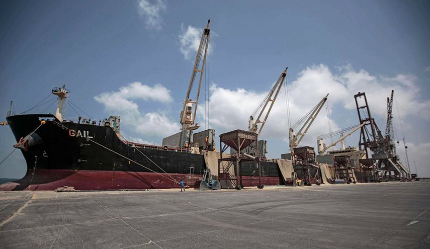 العدوان السعودي لا يزال يحتجز 16 سفينة يمنية بميناء الحديدة