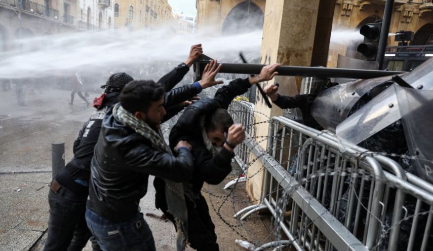 قوى الأمن اللبنانية: نتعرض للرشق بالحجارة في بيروت