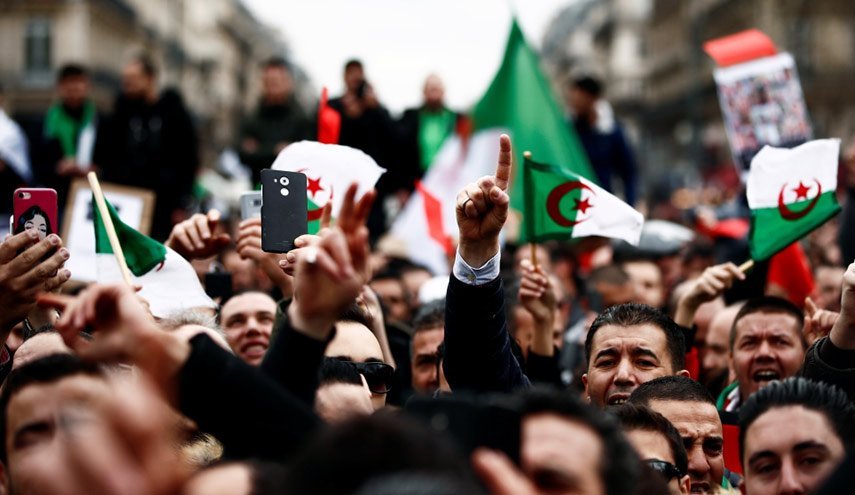 الحراك الجزائري ينظّم صفوفه بـ 'جلسات البديل الديمقراطي'