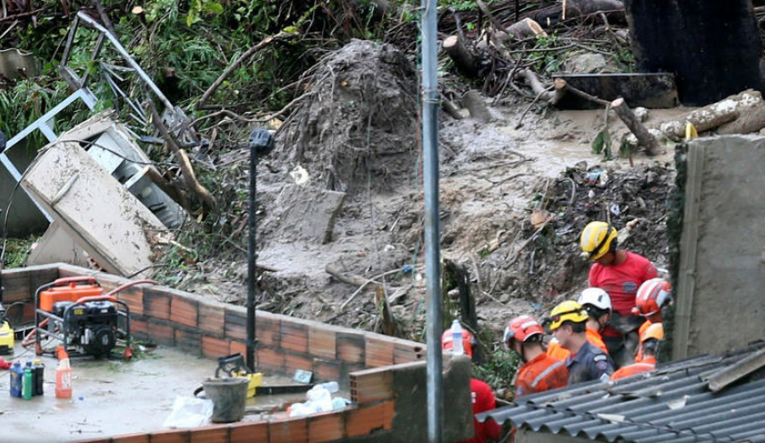 عاصفة تضرب شرق البرازيل وتسقط 30 قتيلا