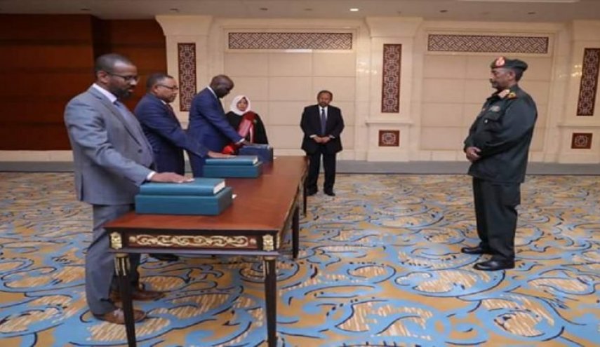 السودان.. 3 وزراء دولة يؤدون القسم وسط اتهامات بـ