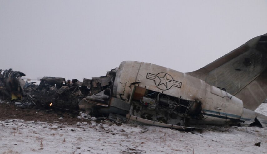 انتشال بقايا جثث قتلى حادثة تحطم الطائرة الأمريكية بأفغانستان 