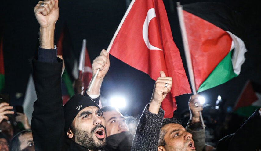 تظاهرات علیه طرح ترامپ/ مردم ترکیه: معامله قرن بزرگ‌ترین «دروغ قرن» است