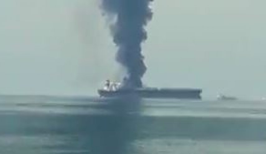 آتش گرفتن یک نفت‌کش در نزدیکی سواحل شارجه+فیلم
