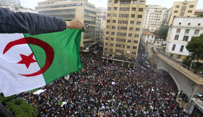 الجزائر ترحل 24 أجنبيا شاركوا في الحراك الشعبي