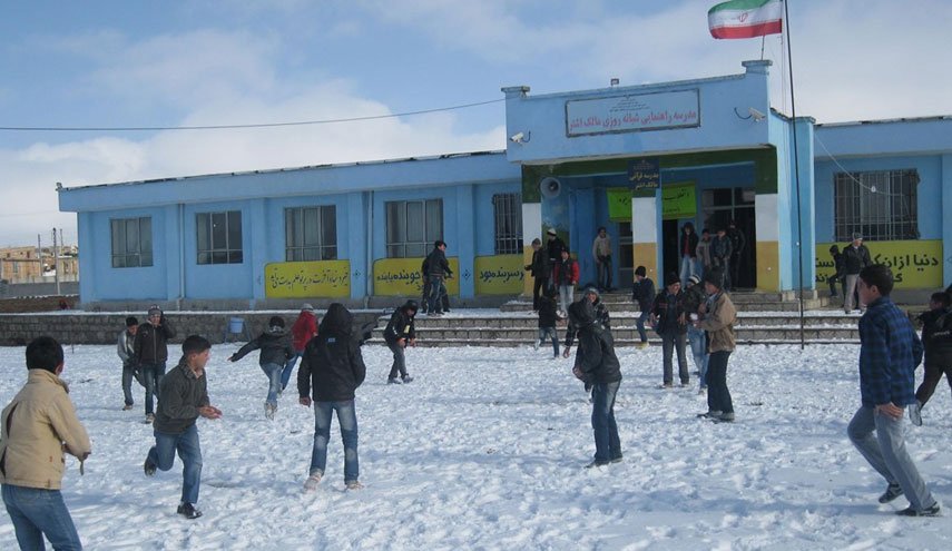 بارش برف مدارس کرمانشاه را تعطیل کرد/ راه ارتباطی 795 روستای کردستان مسدود شد