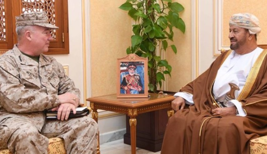 دیدار فرمانده تروریست‌های آمریکایی «سنتکام» با وزیر دفاع عمان
