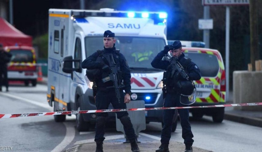 الشرطة الفرنسية تطلق النار على رجل هاجم عناصرها بسكين