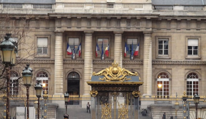 فرنسا تبدأ محاكمة منتحلي شخصية وزير خارجيتها