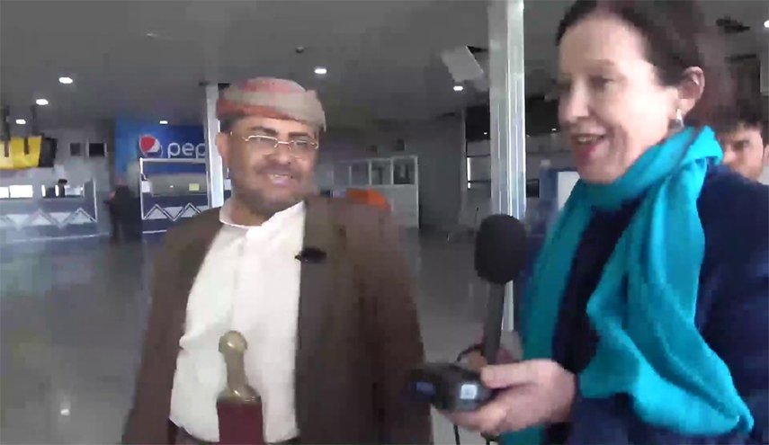 وفد صحفي لقناة BBC في مطار صنعاء الدولي ويشاهد الأضرار