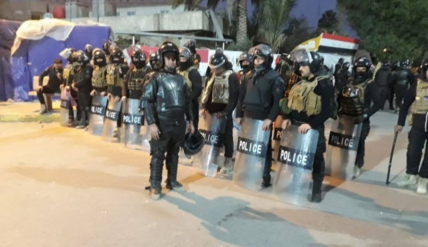 شاهد: شرطة كربلاء تنتشر لحماية المتظاهرين بعد هجوم مثلمين
