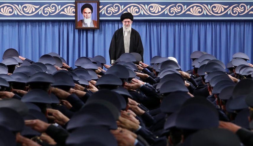قادة وكوادر القوة الجوية يلتقون قائد الثورة الاسلامية