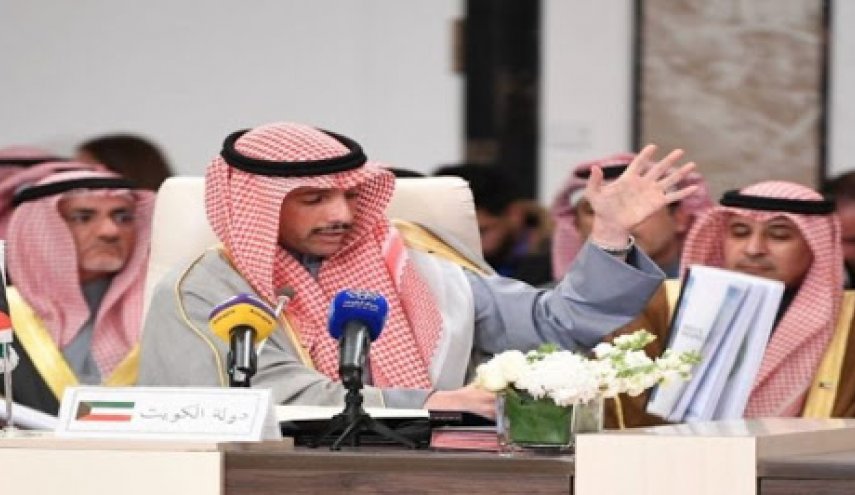 رئیس مجلس کویت نسخه ای از «معامله قرن» را به زباله دان انداخت + فیلم
