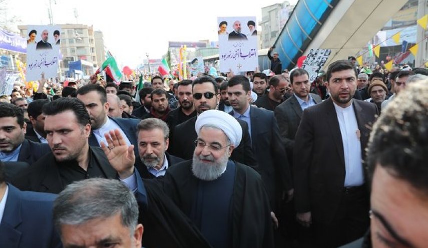 شاهد: الرئيس روحاني يشارك بمسيرات ذكرى انتصار الثورة