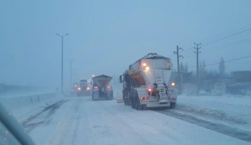 بارش سنگین برف و ممنوعیت تردد خودروها به سمت گیلان