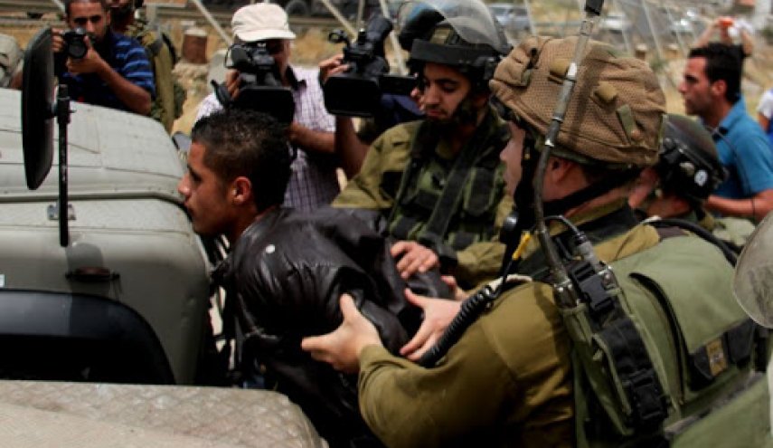 الاحتلال يعتقل ثلاثة فلسطينيين في الضفة المحتلة